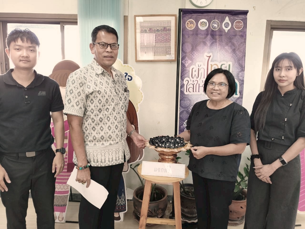 📌พช.เวียงป่าเป้า ร่วมทำริบบิ้นดำไว้อาลัยเพื่อบริการประชาชน